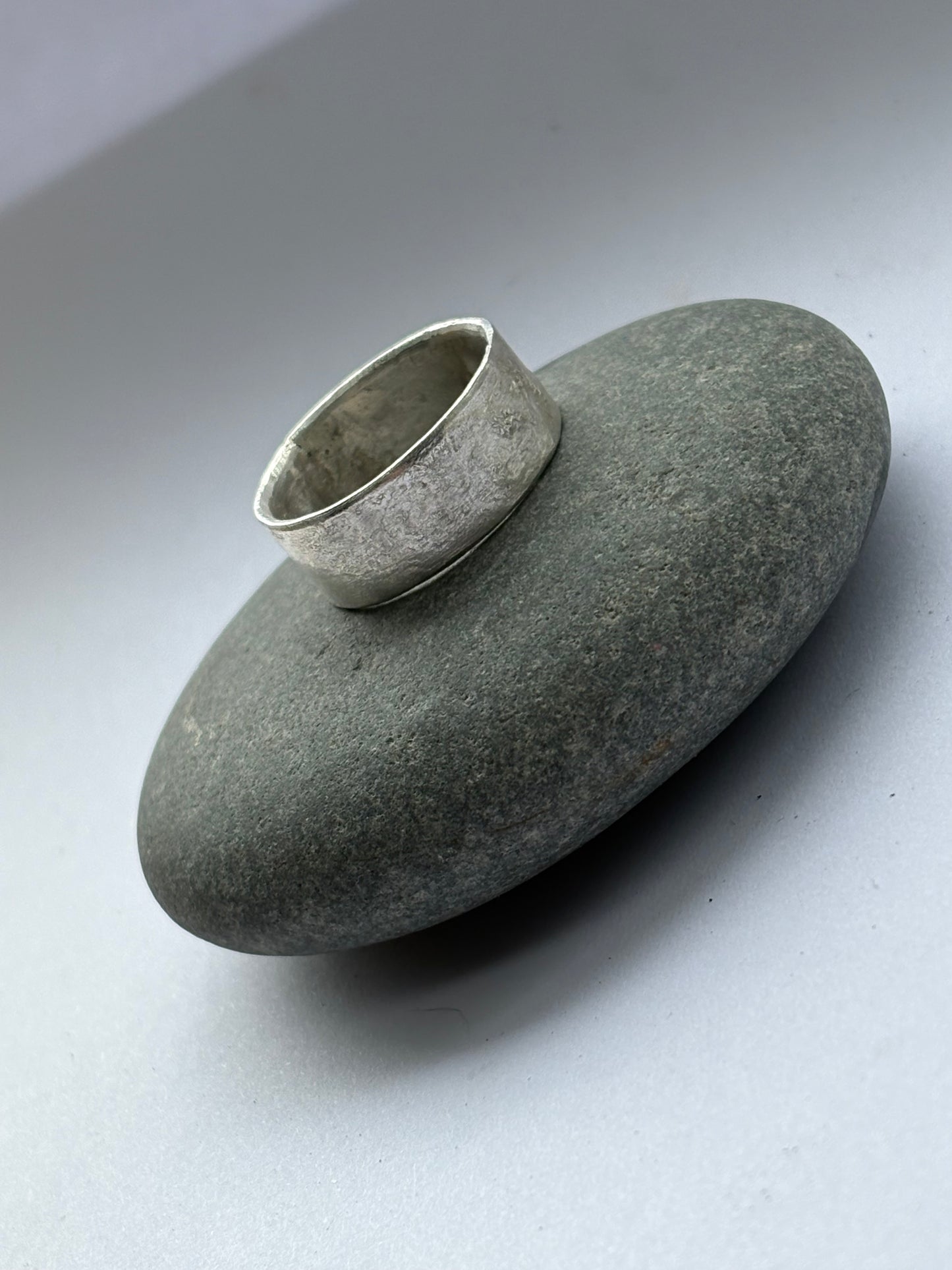 Reticulated wide silver band ring