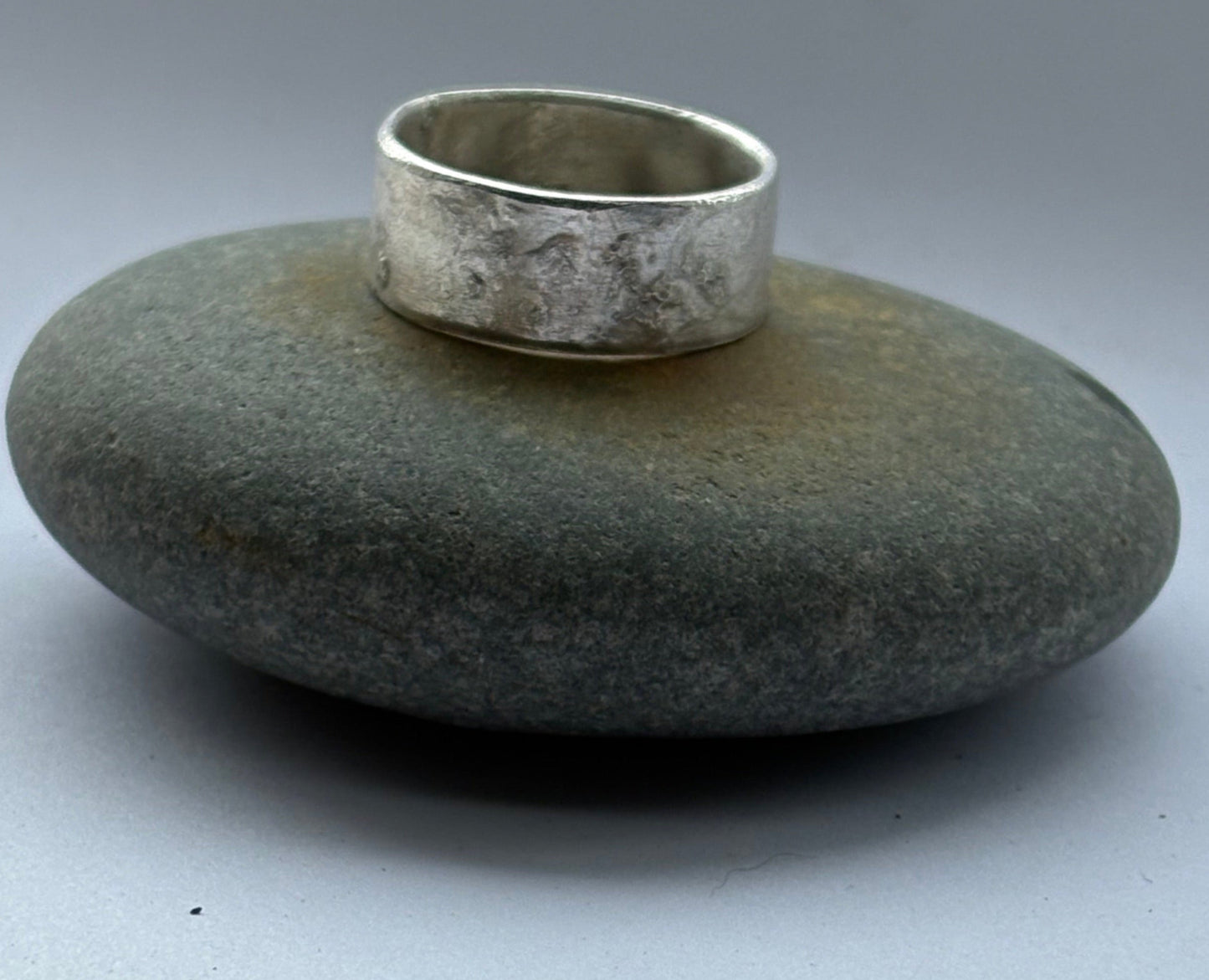 Reticulated wide silver band ring