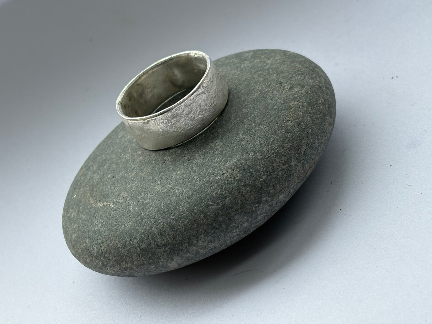 Reticulated wide silver band ring