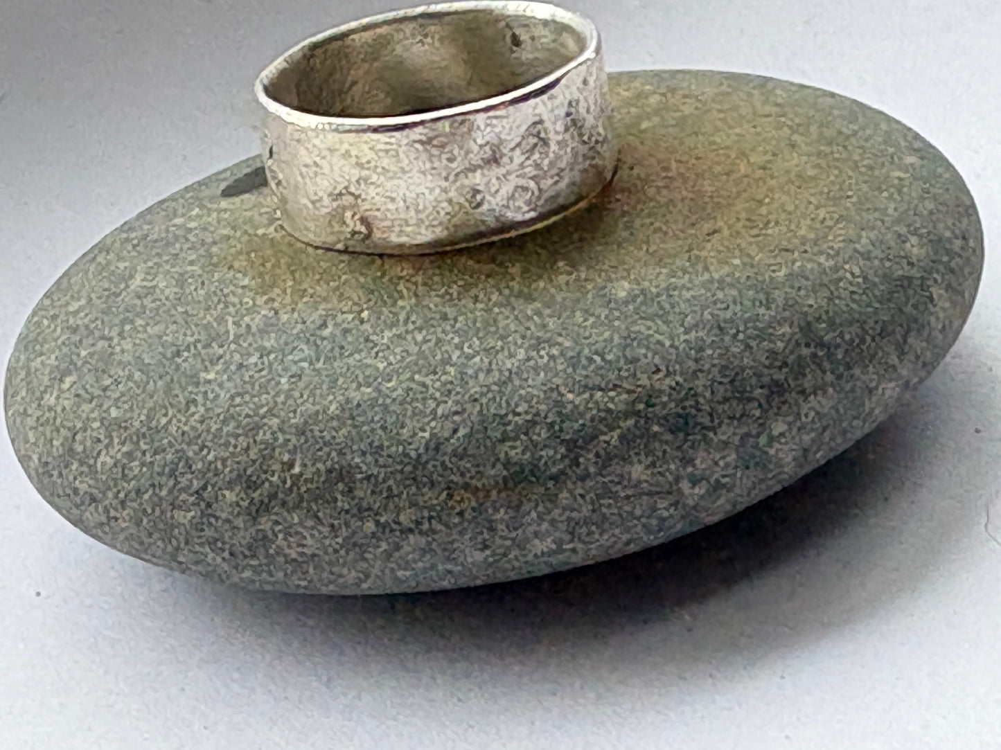 Reticulated wide silver band ring